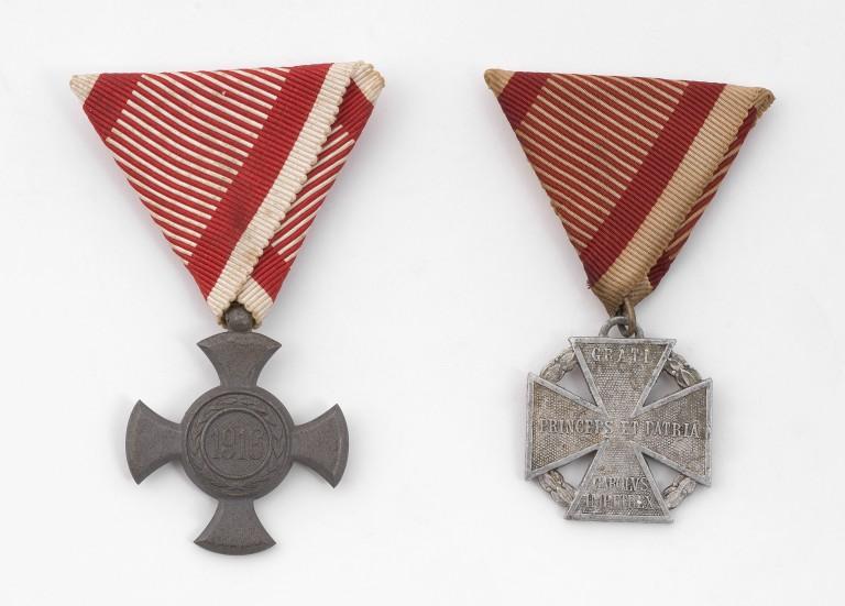 Distintivi, decorazioni e onorificenze militari