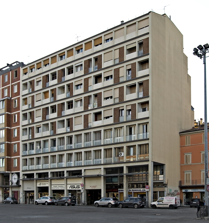 Casa per abitazioni in piazza VIII Agosto (Bologna)