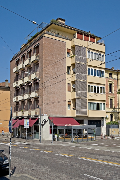 Palazzo per appartamenti in piazza di porta Santo Stefano (Bologna)