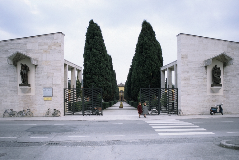 Muro di chiusura e ampliamento servizi cimiteriali (Cesena)