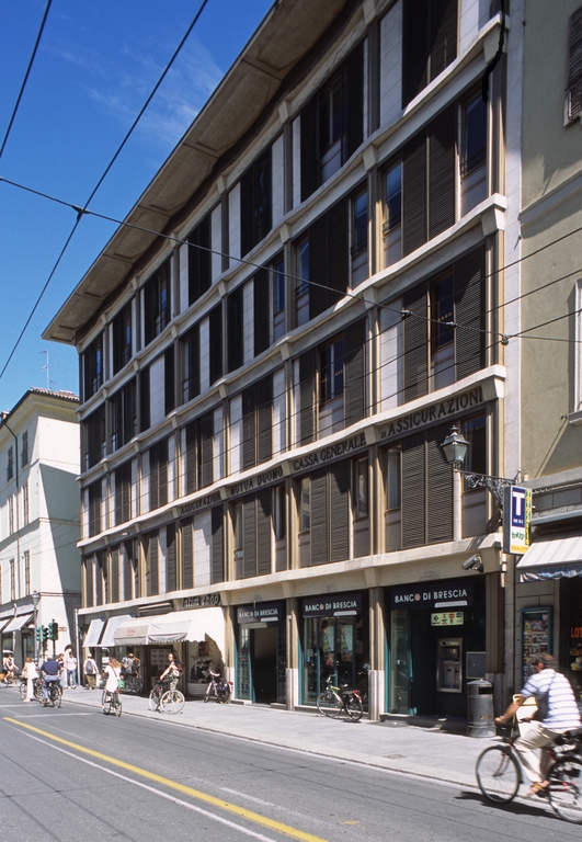 Edificio per uffici e abitazioni in strada della Repubblica (Parma)