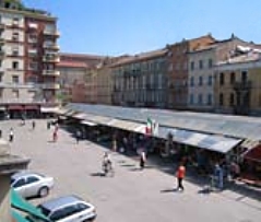 Nuovo mercato di Piazza della Ghiaia (Parma)