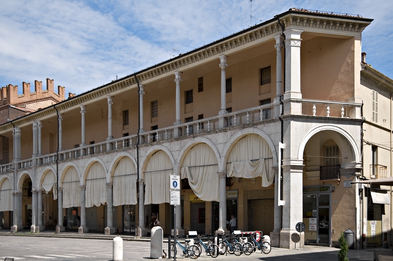 Negozi e appartamenti in piazza del Popolo (Faenza)