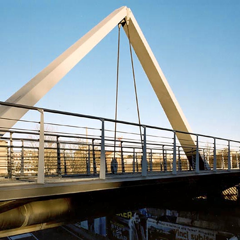 Ponte strallato ciclopedonale e conduttura del teleriscaldamento (Reggio Emilia) 
