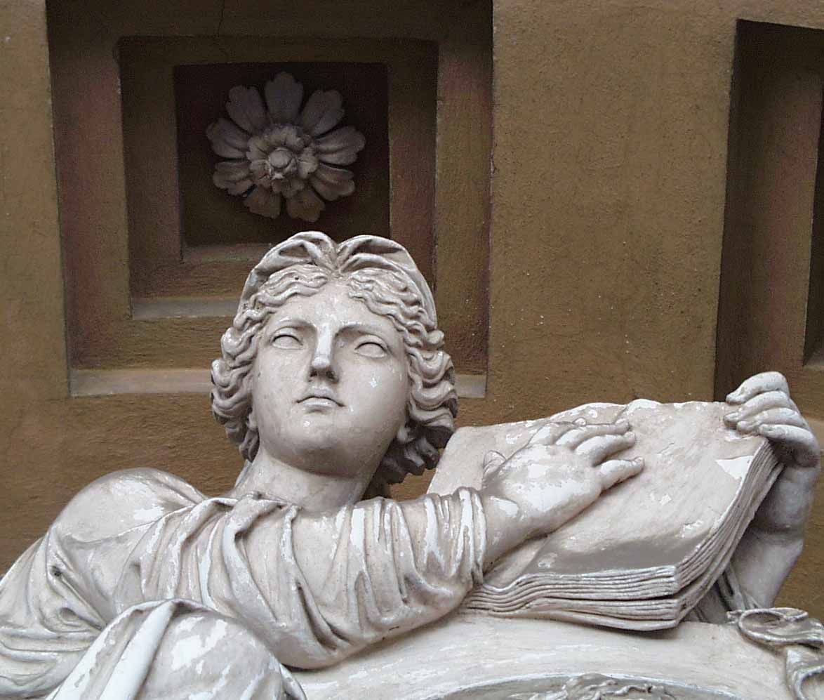 figura femminile allegorica seduta ed appoggiata ad un blocco con profilo del defunto (statua), Vannini Vincenzo (1817)