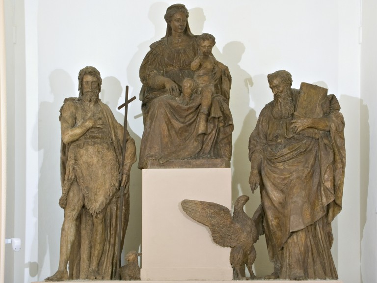 Madonna con Bambino, San Giovanni Battista e San Giovanni Evangelista (gruppo scultoreo), Lombardi Alfonso detto Cittadella (1524)