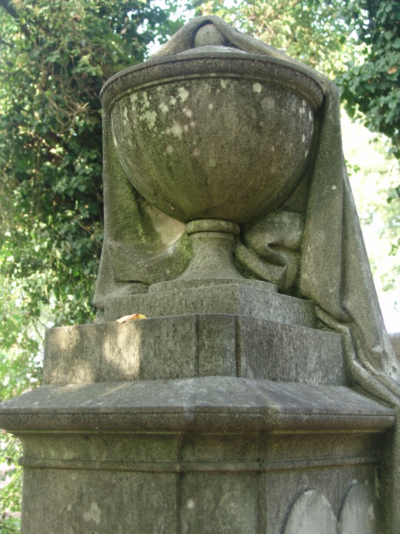 Urna con panneggio. (monumento) - Cavalieri Pacifico 