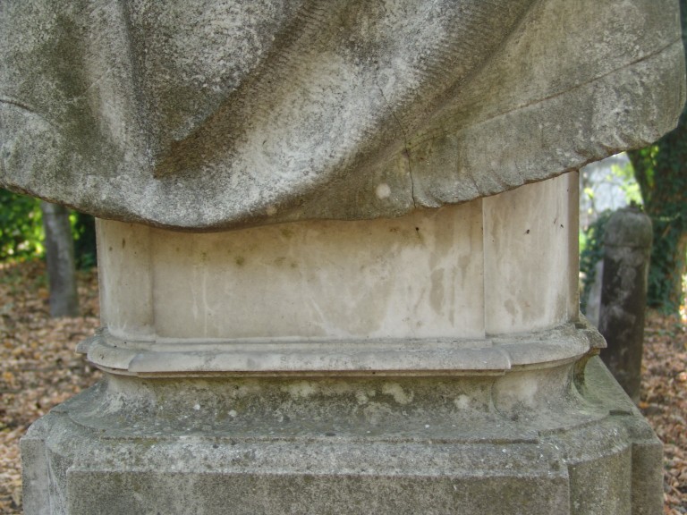 Urna con panneggio. (monumento) - Cavalieri Pacifico 
