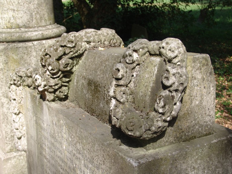 Colonna orizzontale con due ghirlande di fiori e frutti. (monumento) - Cavalieri Elisa 