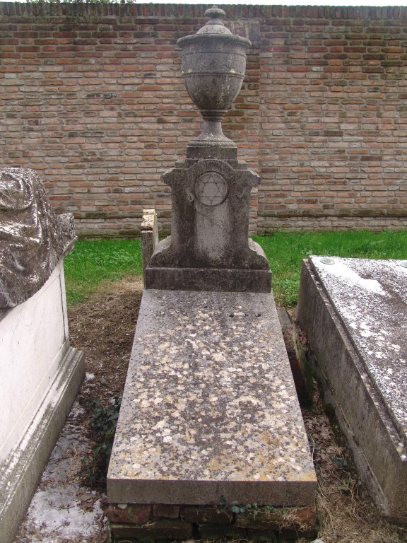 urna (monumento) - Cavalieri Raffaello