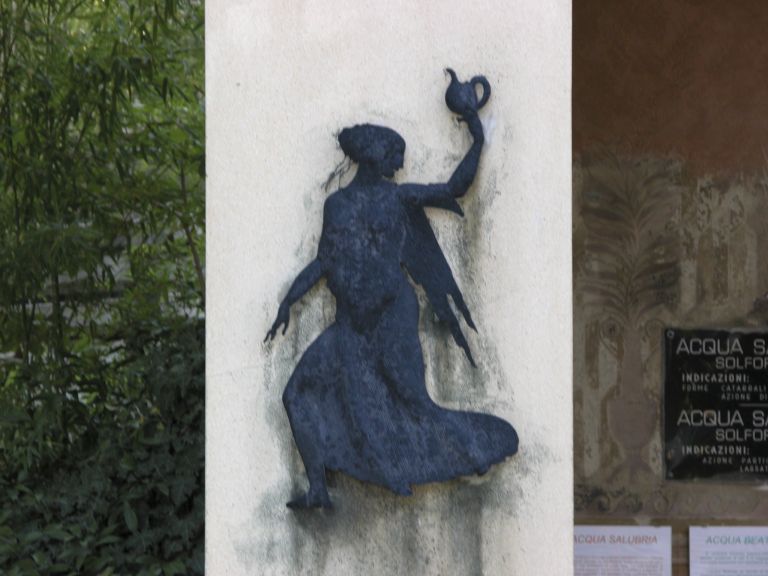 portatrice d'acqua; guerriero (rilievo), Melandri Pietro (1924)