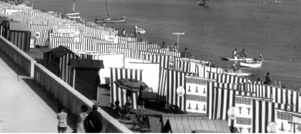 spiaggia di Cesenatico nel 1960, tende al mare